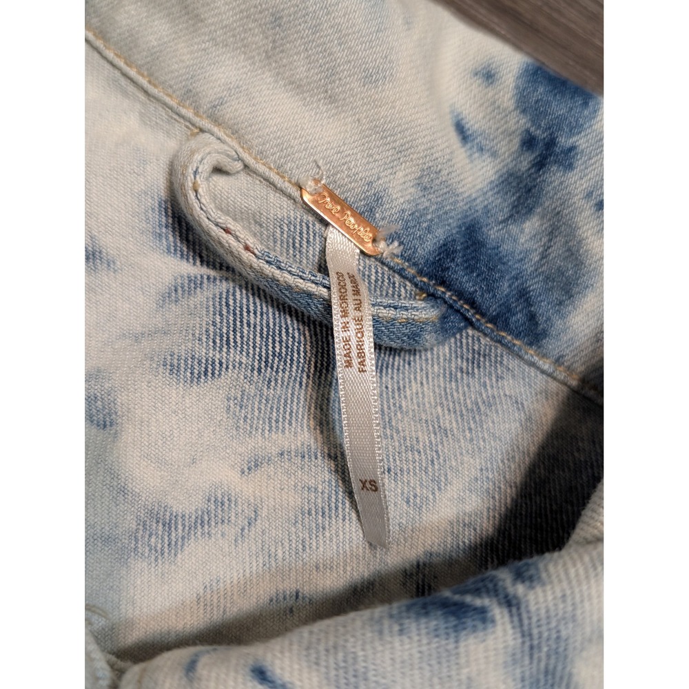 Free People XS Blue White Tie Dye Cropped Denim Trucker Jacket Acid Wash‎ Boho - Picture 2 of 5